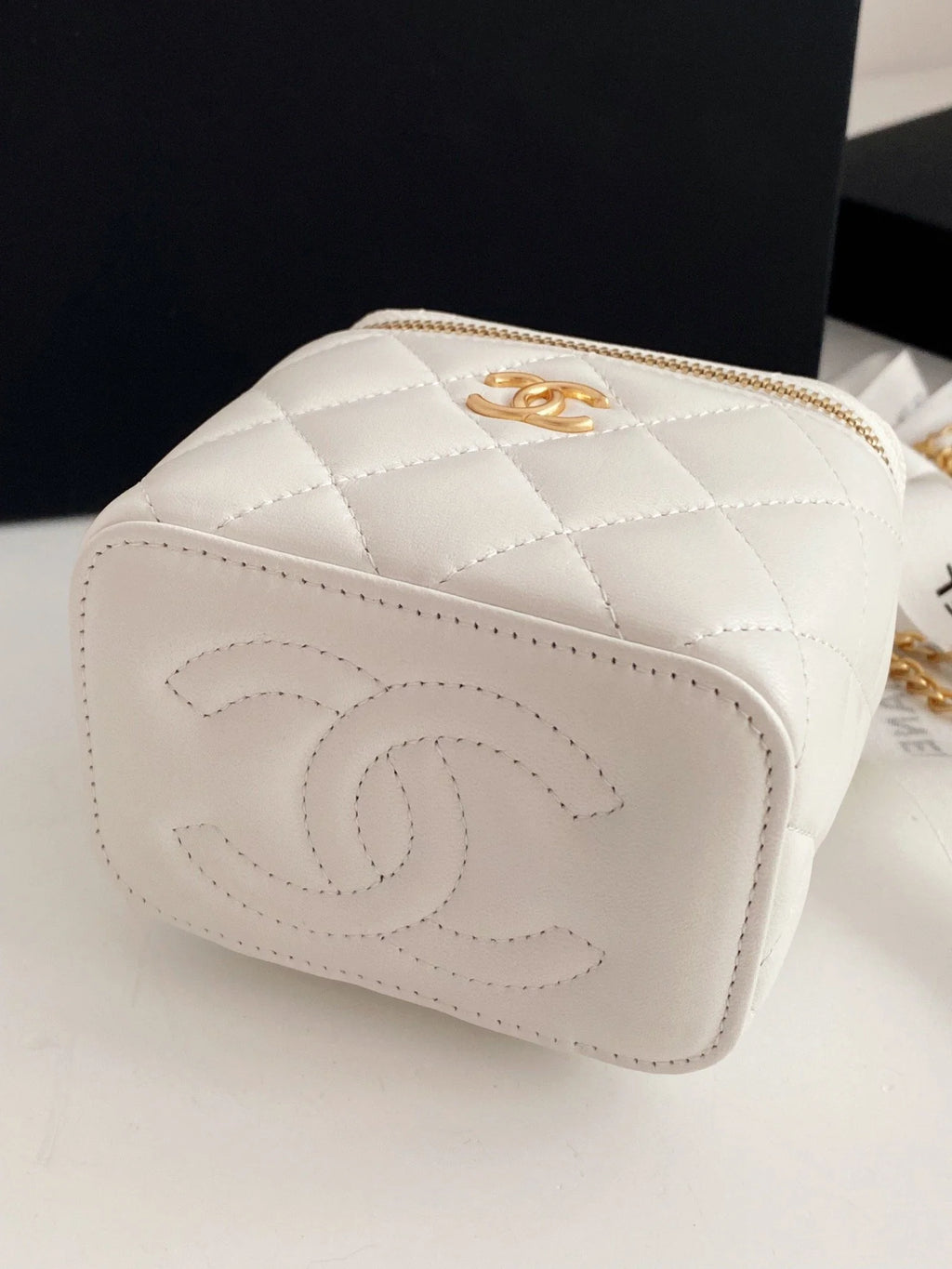 White Small Vanity With Chain Bag E6030