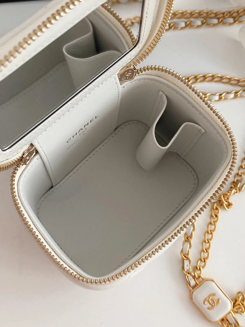 White Small Vanity With Chain Bag E6030